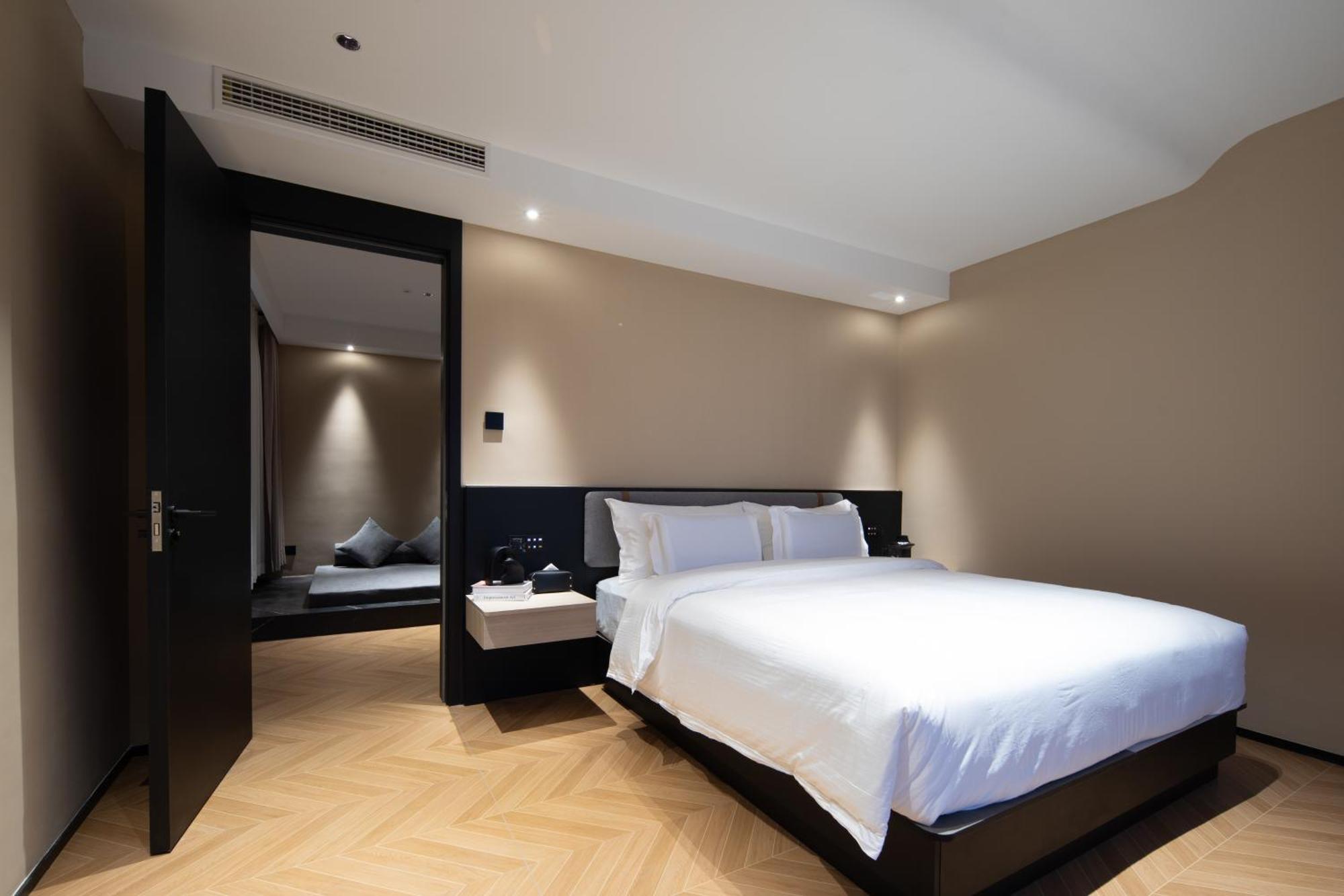 See You Soon At The Ritz Rose Summer Hotel 싼야 외부 사진