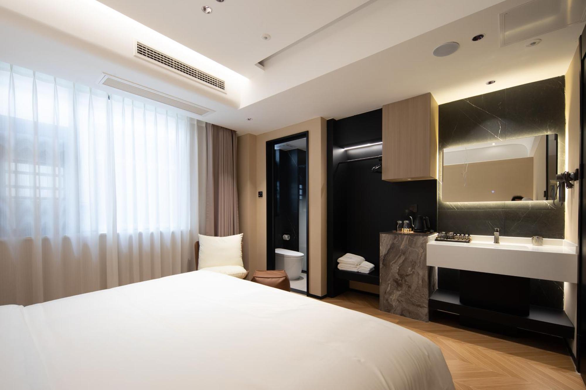 See You Soon At The Ritz Rose Summer Hotel 싼야 외부 사진