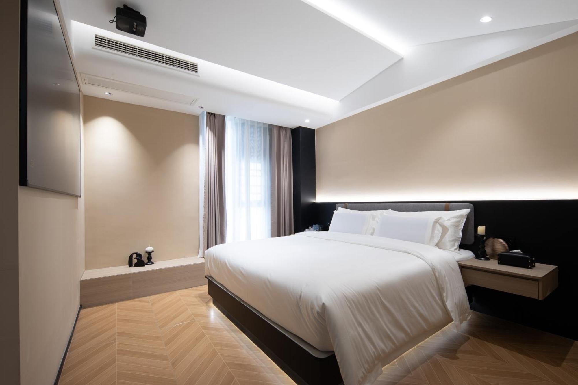 See You Soon At The Ritz Rose Summer Hotel 싼야 외부 사진
