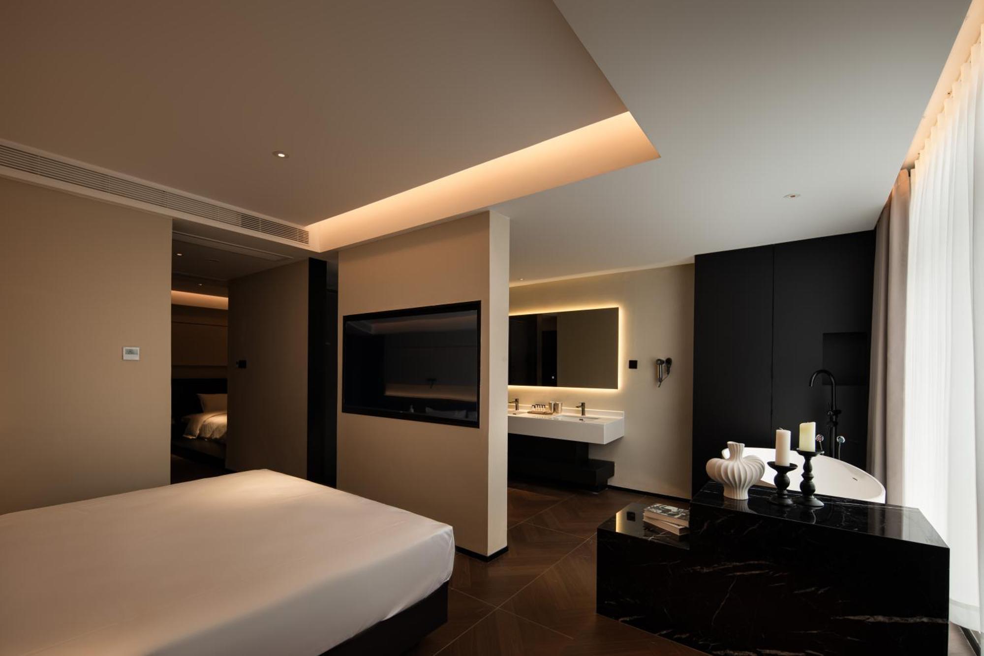 See You Soon At The Ritz Rose Summer Hotel 싼야 외부 사진